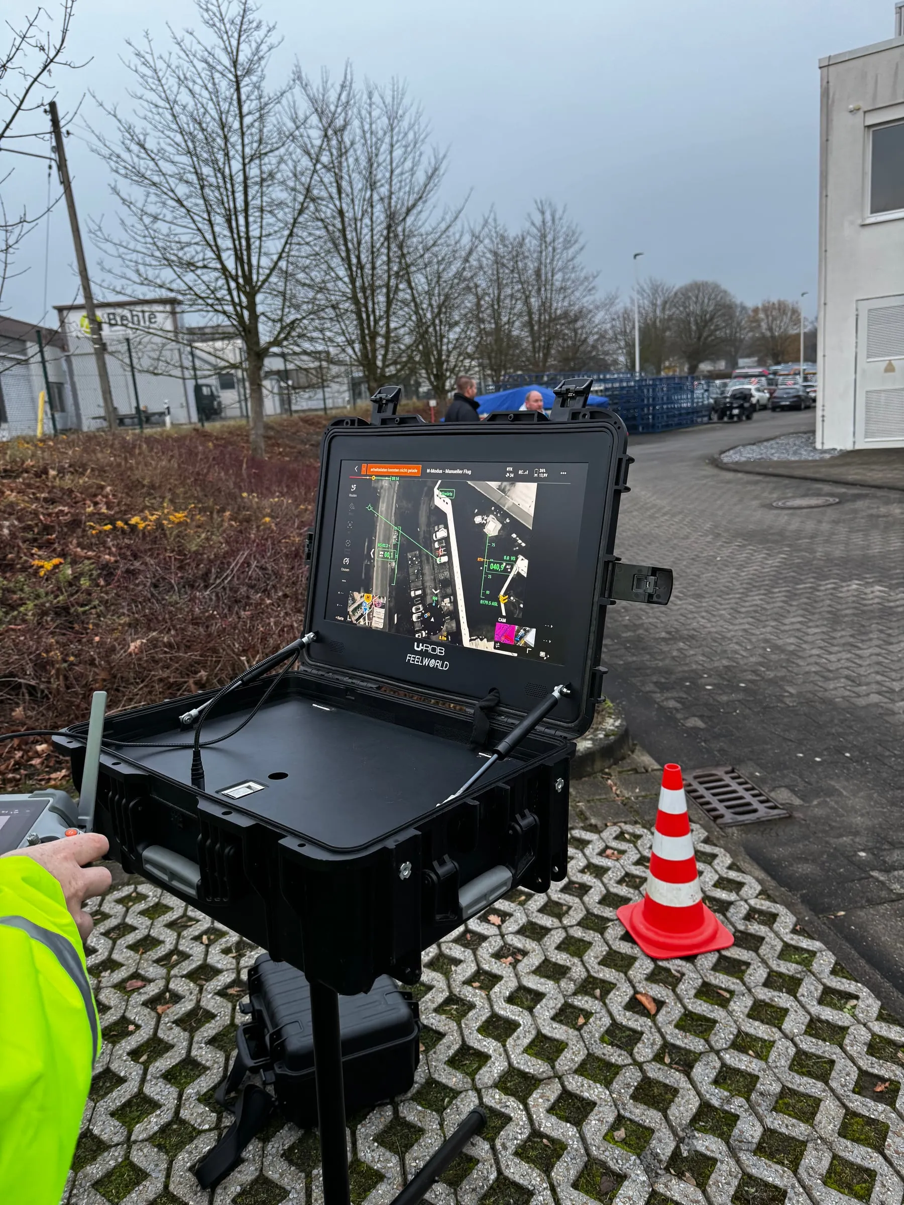 Bodenstation im Koffer mit Kartierungsansicht eines Betriebsgeländes während eines Vermessungsflugs